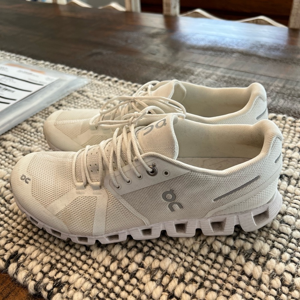 Women’s On Cloud Running Shoes, size 9